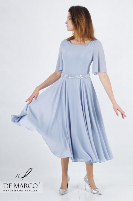 Elegancka jasnoniebieska sukienka wizytowa z rękawem typu motylek. Najmodniejsze kreacje na wesele szyte na miarę