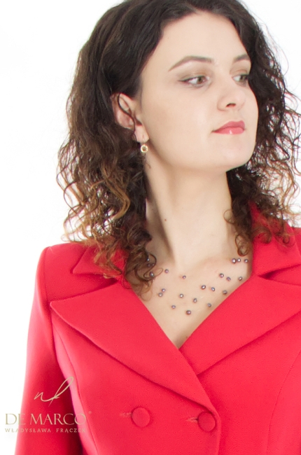 Elegancki komplet damski na wesele przyjęcie uroczystość z żakietem i spódnicą. Modne czerwone stylizacje wizytowe dla Kobiet Sukcesu. Szycie na miarę DE MARCO