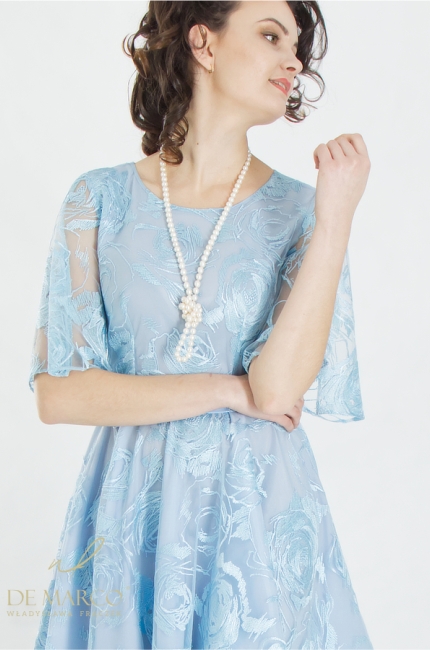 Szyta w Polsce elegancka sukienka asymetryczna z koronką. Najmodniejsze koronkowe sukienki wizytowe. Sklep internetowy De Marco