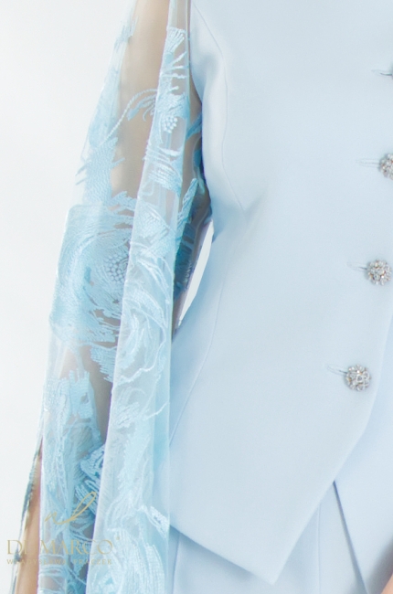 Elegancki stylowy garnitur damski błękitny z koronkowym rękawem. Modne błękitne spodnium damskie w kolorze lazurowego błękitu. Sklep internetowy De Marco