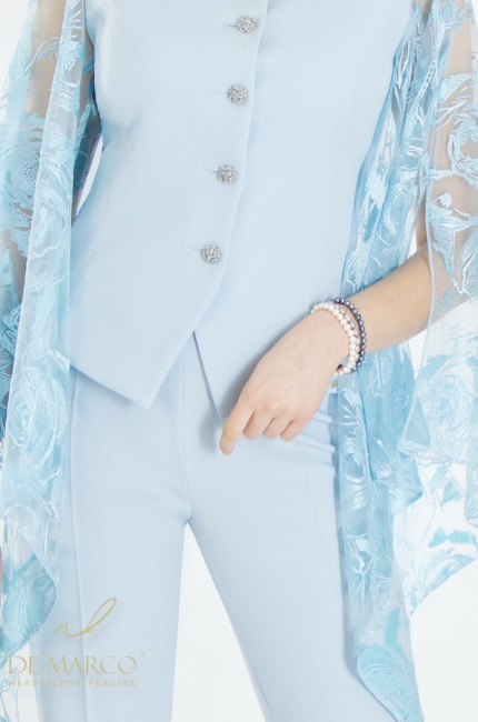 Szyte w Polsce modne błękitne garnitur damskie okolicznościowe. Szycie miarowe szycie pasowane De Marco