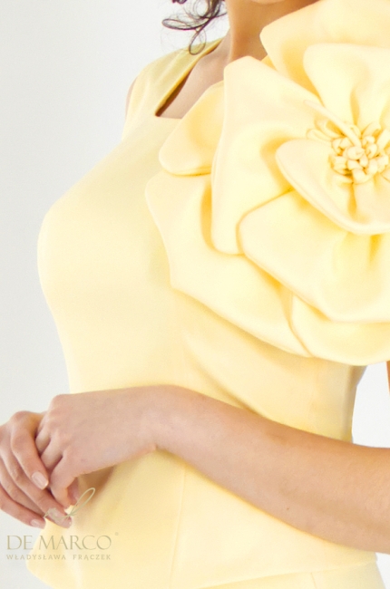 Modelujące sylwetkę dodatki i akcesoria wizytowe. Modna żółta przypinka broszka kwiatowa. Polski producent De Marco