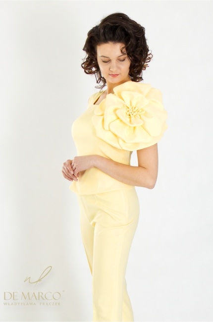 Elegancki żółty kwiat przypinka wizytowa. Najmodniejsze dodatki wyjściowe do sukienki wizytowej, spodnium, marynarki. Polski producent De Marco