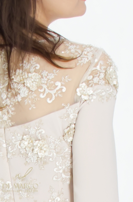 Romantyczna sukienka wizytowa okolicznościowa o fasonie ołówkowym z koronkowym dekoltem. Najpiękniejsze koronkowe sukienki wizytowe w odcieniach beżu. Sklep internetowy De Marco