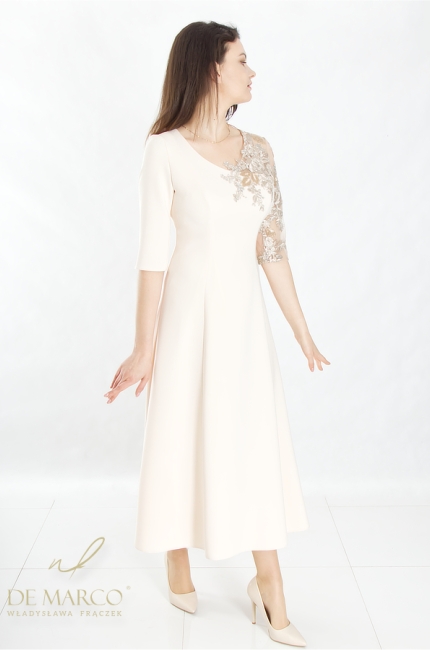 A wedding maxi dress with lace appliqué made in Poland. The most beautiful tailor-made light wedding dresses. De Marco online store