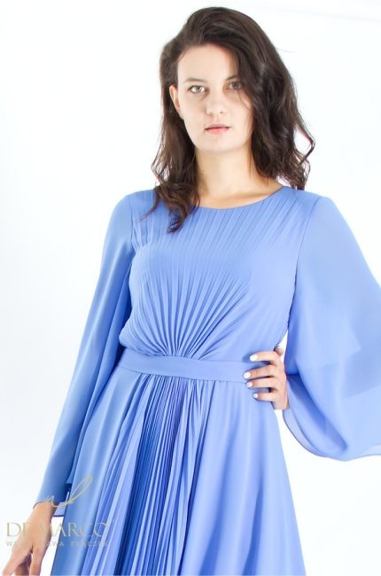 Romantic dress styles in shades of blue. The most beautiful pleated dresses from the Polish manufacturer De Marco