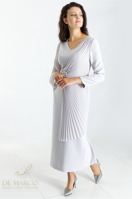 Luxurious dove gray formal dress sewn in Poland. The most beautiful maxi dresses with pleating, perfect for celebrations. De Marco's regular sewing