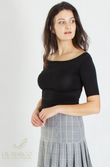 Elegant pleated mini skirt in a plaid pattern. The most fashionable plaid skirts for fall winter 2024 2025