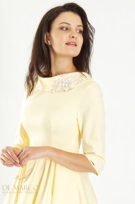A luxurious short princess dress in shades of yellow. Fashionable, sleek mini dresses with a stand-up collar. Polish manufacturer of exclusive women's clothing, De Marco.