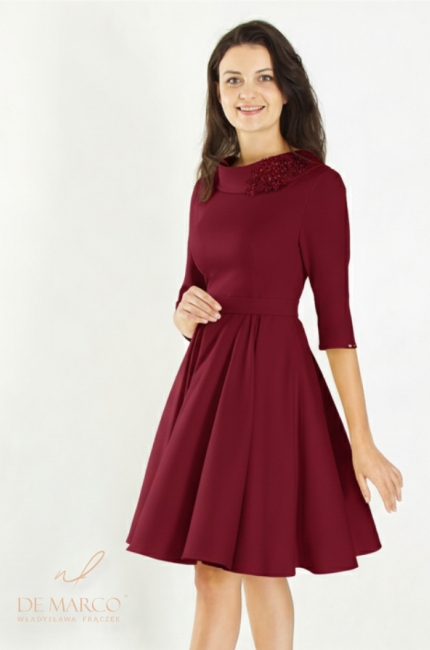 Modna sukienka wizytowa rozkloszowana w odcieniu bordo burgund. Szyte na miarę w Polsce eleganckie kreacje weselne. Sklep internetowy De Marco