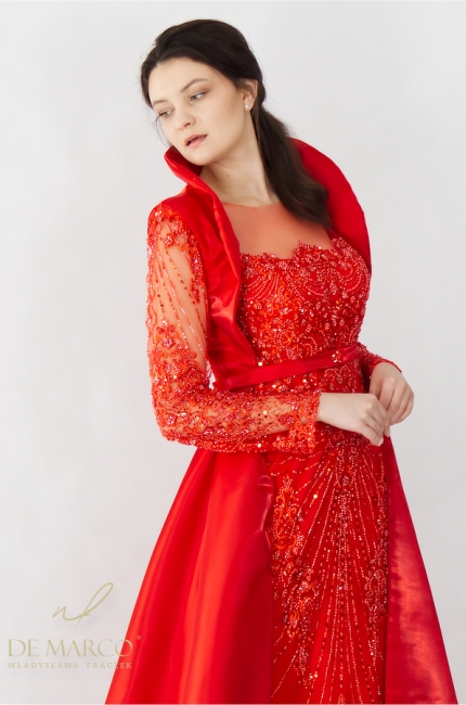 Marzysz o kreacji z królewskim płaszczem? Model Adelaide od De Marco dopełni każdą suknię maxi. Odkryj elegancję szytą na miarę. Zobacz naszą ofertę.